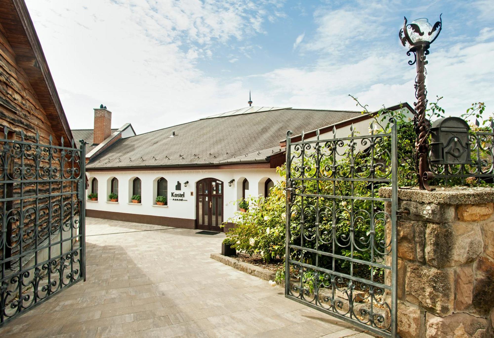 Hotel Kostel Panzio à Kesztolc Extérieur photo